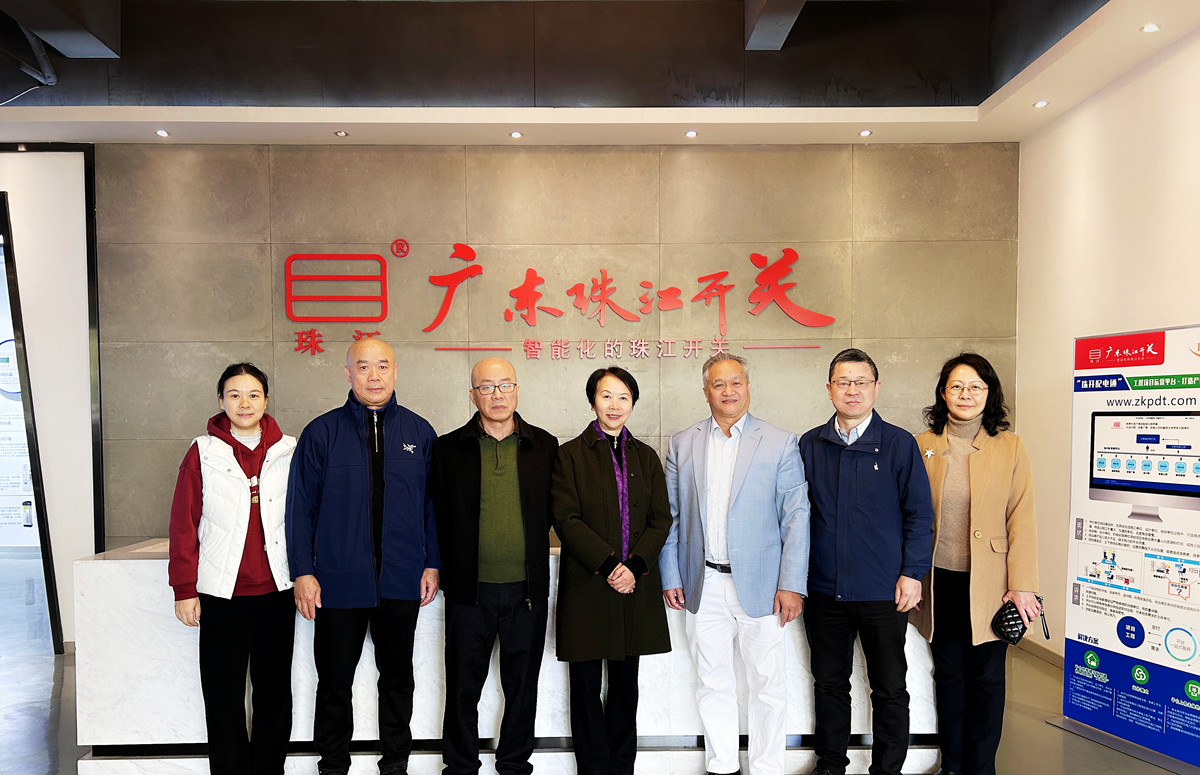 佛山市政协副主席麦洁华一行亲切走访佛山政协书画院艺术家张柏成